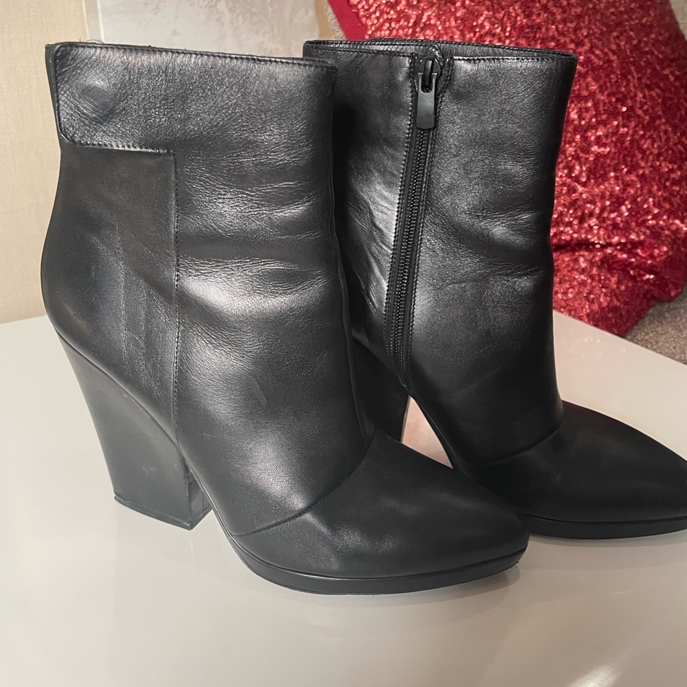 Vince chunk heel Black Button Bootie